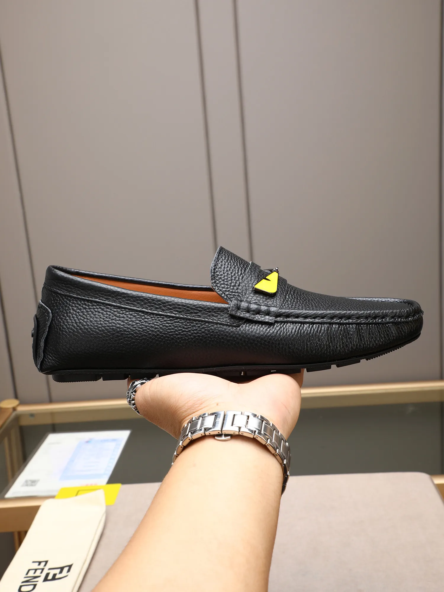 Men's shoes 💰400💰[FENDI] The little monster of Fendi F family, which is popular all over the world, is coming in a big way, the latest color, driving slip-on loafers, avant-garde and versatile fashion men's shoes, bun shoes, bean shoes👌👌👌 Private mold opening, 1:1 reproduction... The upper is made of first-layer cowhide, and the first-layer pigskin lining... is extremely comfortable, fashionable, simple, atmospheric and personalized [color] The side of the shoe is more refined, and the overall effect is handsome [ Turn in a circle][Turn in a circle]💭This hardware monster with eyes is not the popular version on the market🚳🚳Compared with the old model, it is more trendy, eye-catching and more classy🔰This summer, the little monster will subvert the old ideas and share the fashion with you🔱A must-have for fashionistas! Must keep it for yourself! Online outsole, high-end quality workmanship. Color: black, blue, white, red. Matching code: 38-44 (45 46 47 customized) (standard leather shoe size)